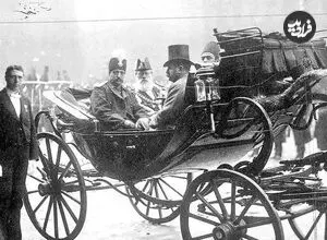 عکس| سفر زمان؛ «کالسکه‌های کاروان ناصرالدین شاه» جلوی در یک مهمانخانه در قزوین؛ 135 سال قبل
