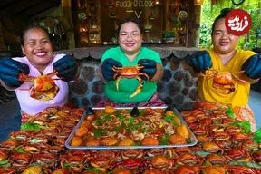 ببینید| غذای روستایی در سنگاپور؛ پخت سوپ با خرچنگ توسط 3 بانوی روستایی