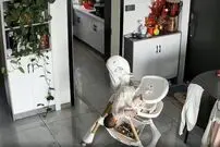 ( ویدیو) لحظاتی دلهره‌آور از آویزان شدن خطرناک یک نوزاد از صندلی غذا