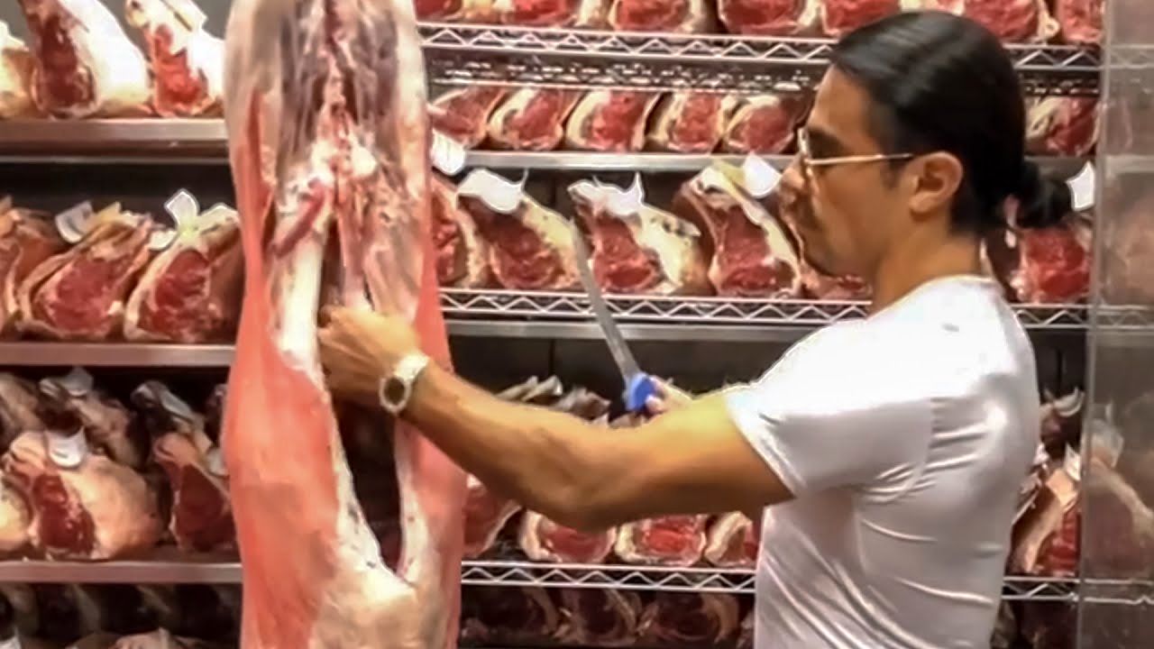 (ویدئو) مهارت دیدنی نصرت گوکچه در برش زدن گوشت بره، گوسفند و گاو