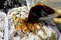 ببینید| غذای خیابانی در کره؛ پخت خوراک خرچنگ با سس سویا در سئول