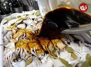 ببینید| غذای خیابانی در کره؛ پخت خوراک خرچنگ با سس سویا در سئول