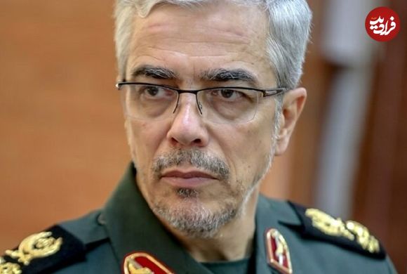 عکس؛ سفر در زمان؛ «لحظه اعطای درجه سرلشکری به محمد باقری»؛ سال 87
