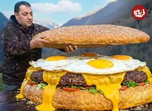 ببینید| غذای روستایی در آذربایجان؛ تهیه برگر غول پیکر با پنیر و تخم شترمرغ