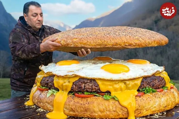 ببینید| غذای روستایی در آذربایجان؛ تهیه برگر غول پیکر با پنیر و تخم شترمرغ
