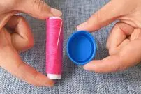 (ویدئو) تعداد کمی می دانند؛ ساده ترین راه برای نخ کردن سوزن با در آب معدنی