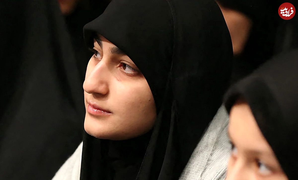 عکس؛ سفر در زمان؛ «همسر و دختر سردار سلیمانی» در حال گفتگو با رهبر انقلاب»؛ سال 1402