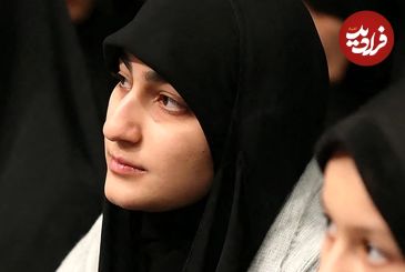 عکس؛ سفر در زمان؛ «همسر و دختر سردار سلیمانی» در حال گفتگو با رهبر انقلاب»؛ سال 1402