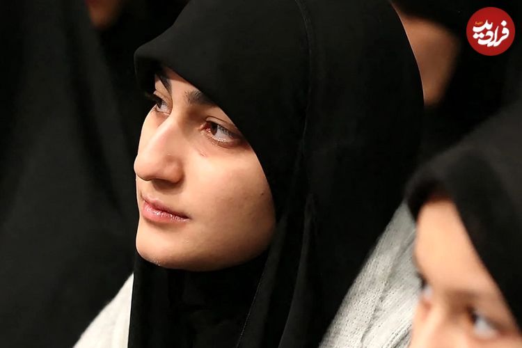 عکس؛ سفر در زمان؛ «همسر و دختر سردار سلیمانی» در حال گفتگو با رهبر انقلاب»؛ سال 1402