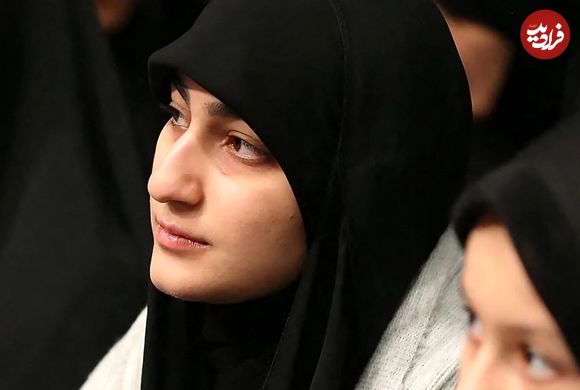 عکس؛ سفر در زمان؛ «همسر و دختر سردار سلیمانی» در حال گفتگو با رهبر انقلاب»؛ سال 1402