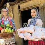 ببینید| غذای روستایی در ایران؛ پخت خوراک مرغ و بادمجان همراه با نان سنتی در کوهستان