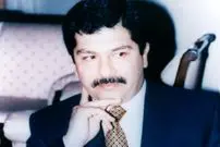 عکس| سفر در زمان؛ «عدی و قصی صدام حسین» در حال بازدید از یک کارخانه در بغداد؛ سال 1374