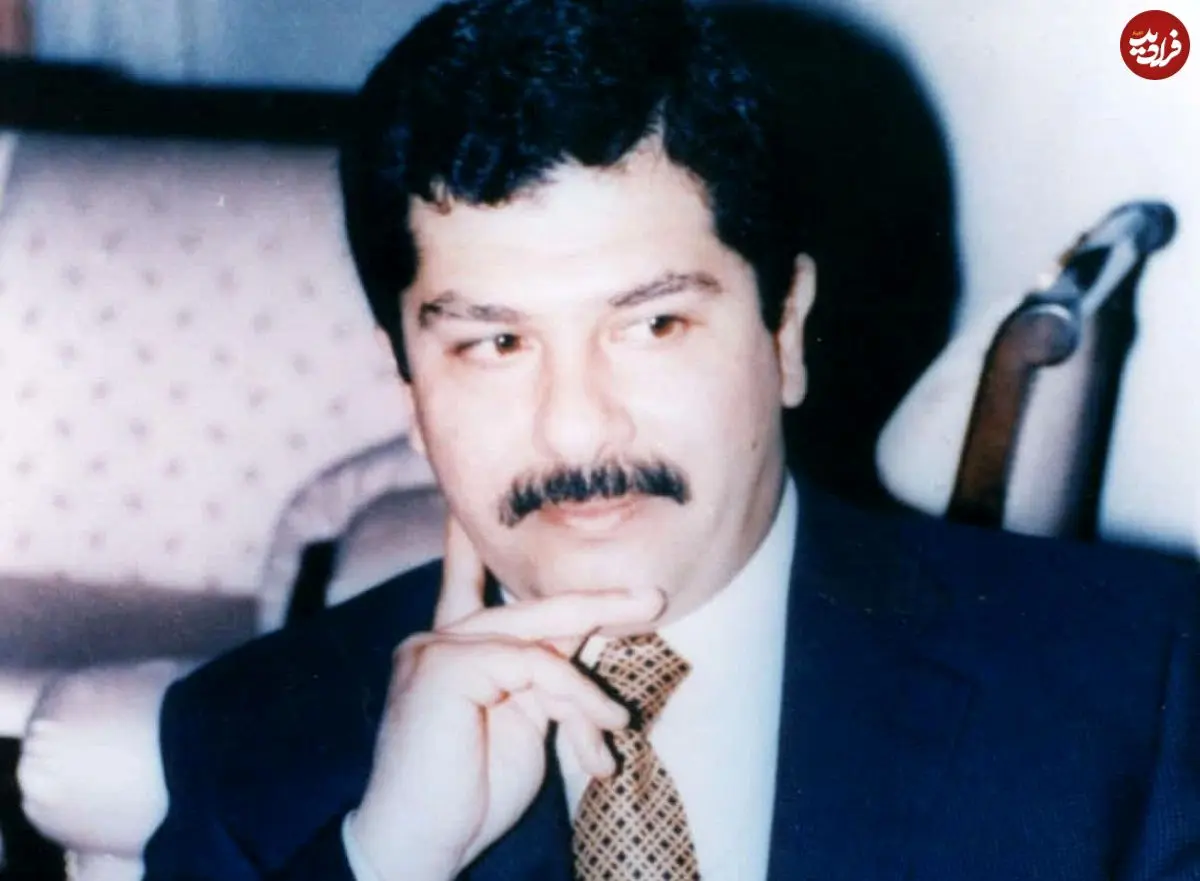 عکس| سفر در زمان؛ «عدی و قصی صدام حسین» در حال بازدید از یک کارخانه در بغداد؛ سال 1374