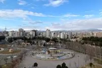 عکس| سفر به ایران قدیم؛ «ماموران نظمیه» در محوطۀ یک ساختمان دولتی در سبزوار؛ 92 سال قبل