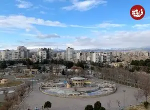 عکس| سفر به ایران قدیم؛ «ماموران نظمیه» در محوطۀ یک ساختمان دولتی در سبزوار؛ 92 سال قبل