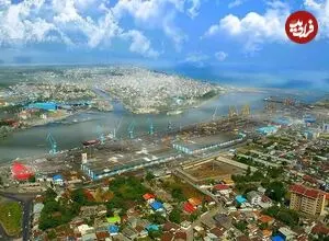 عکس| سفر زمان؛ یک کشتی بزرگ در حال بارگیری در بندرانزلی؛ یک قرن قبل