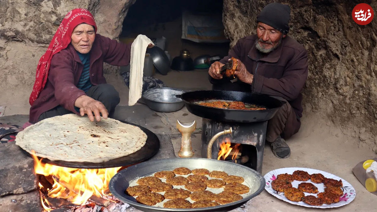 (ویدئو) غذای روستایی در افغانستان؛پخت کتلت به روش زوج مسن غارنشین