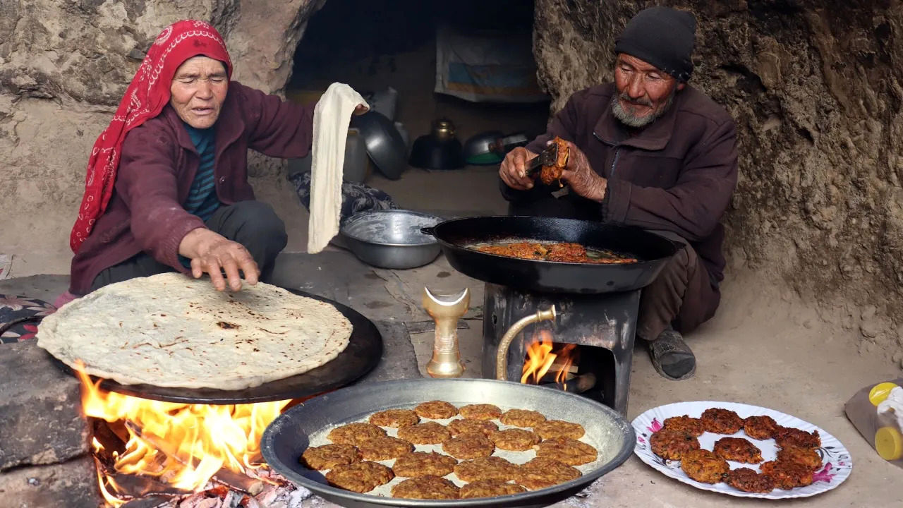 (ویدئو) غذای روستایی در افغانستان؛پخت کتلت به روش زوج مسن غارنشین