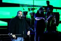 ببینید| رضا صادقی برای روزهای جنگی خواند