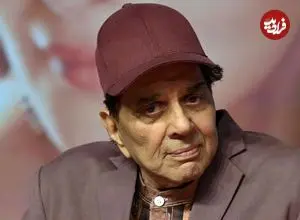 عکس| سفر در زمان؛ «ویرو فیلم شعله» در حال دریافت یک جایزه در بمبئی؛ سال 1389