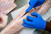 ببینید| غذای خیابانی در تایلند؛ تهیه خوراک کاری با گوشت کروکودیل در بانکوک