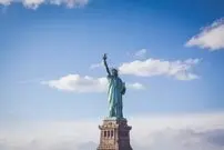 آمریکا پس از ۲۵۰ سال زبان رسمی دارد؛ اما چرا قبلاً نداشت؟