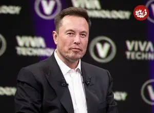 عکس| سفر در زمان؛ «ایلان ماسک» در کنار یک ماشین در پالو آلتو؛ سال 1379