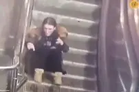 (ویدئو) پله برقی لباس یک زن را بلعید!