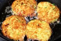 ببینید| طرز تهیه یک کوکو ساده و خوشمزه با کلم و سیب زمینی