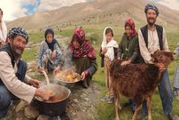 ببینید؛ غذای روستایی در افغانستان؛ پخت آبگوشت سنتی در کوه های بامیان