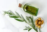 تشخیص روغن زیتون اصل با ۳ ترفند ساده؛ روغن زیتون اصل چه رنگی است ؟