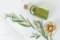 تشخیص روغن زیتون اصل با ۳ ترفند ساده؛ روغن زیتون اصل چه رنگی است ؟