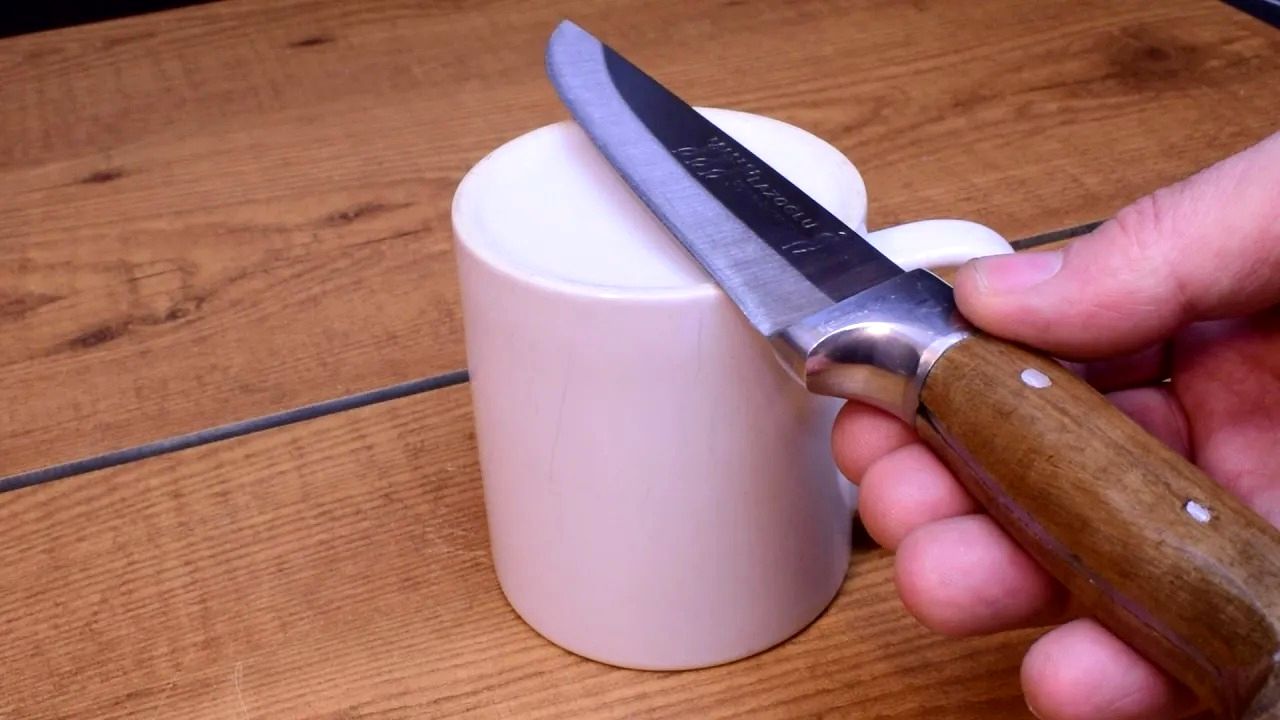 چگونه چاقو خود را با استفاده از لیوان همچون یک تیغ تیز کنیم؟