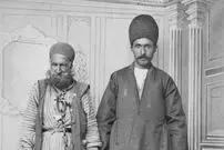 عکس| سفر زمان؛ گروه دزدان در غل و زنجیر و در اسارت ماموران نظمیه در دوران قاجار