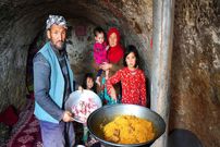 ببینید؛ غذای روستایی در افغانستان؛ پخت چلو گوشت در غار و در هوای برفی 