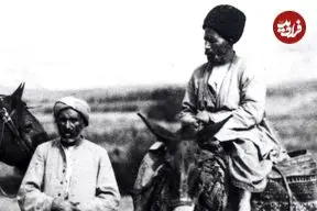 عکس| سفر زمان؛ قلیان کشیدن «آبدارچی ناصرالدین‌شاه» در حالت ایستاده؛ 137 سال قبل