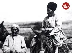 عکس| سفر زمان؛ قلیان کشیدن «آبدارچی ناصرالدین‌شاه» در حالت ایستاده؛ 137 سال قبل