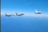 پرواز جنگنده‌ها بر فراز دریای عرب ؛ سوخو کنار اف ۱۶