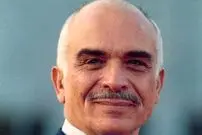 عکس| سفر در زمان؛ «ملک حسین، پادشاه اردن» به همراه دخترانش در محوطه کاخ اش؛ سال 1351