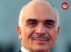 عکس| سفر در زمان؛ «ملک حسین، پادشاه اردن» به همراه دخترانش در محوطه کاخ اش؛ سال 1351