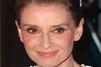 عکس| سفر در زمان؛ «آدری هپبورن» در پشت صحنه فیلم «سابرینا»؛ سال 1332