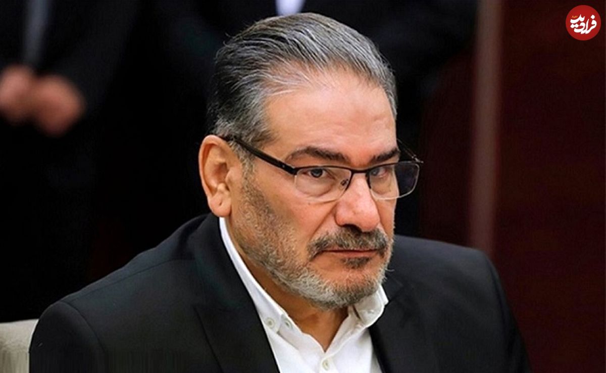 عکس؛ سفر به تاریخ؛ تیپ متفاوت «دریادار شمخانی» با کلاه و چفیه در کنار همرزمانش در جبهه؛ دهۀ 60