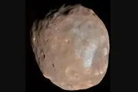 عکس روز ناسا از یک قمر محکوم به فنا!