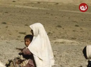 عکس| سفر زمان؛ زن روستایی و فرزندش سوار بر الاغ در بیابان؛ سال 1355