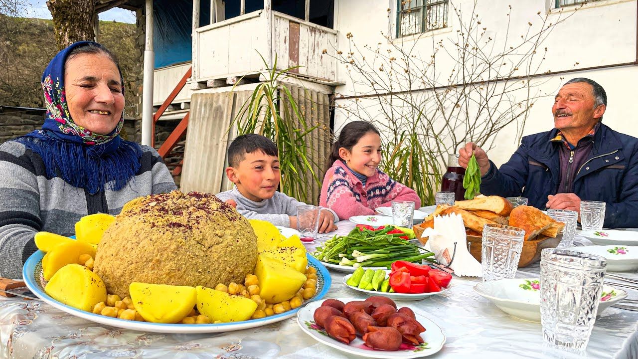 (ویدئو) پخت مرغ در میان گوشت چرخ کرده به سبک یک بانوی روستایی آذربایجانی