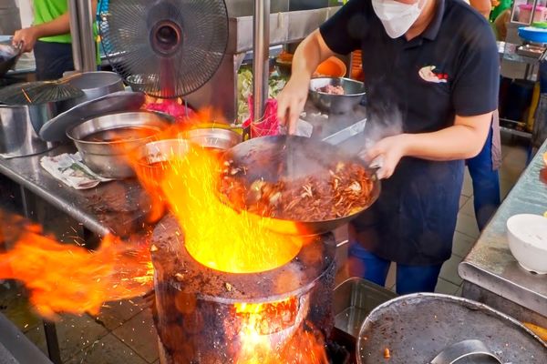 (ویدئو) غذای خیابانی مشهور در چین؛ از پخت رشته فرنگی و نودل تا گوشت و میگو