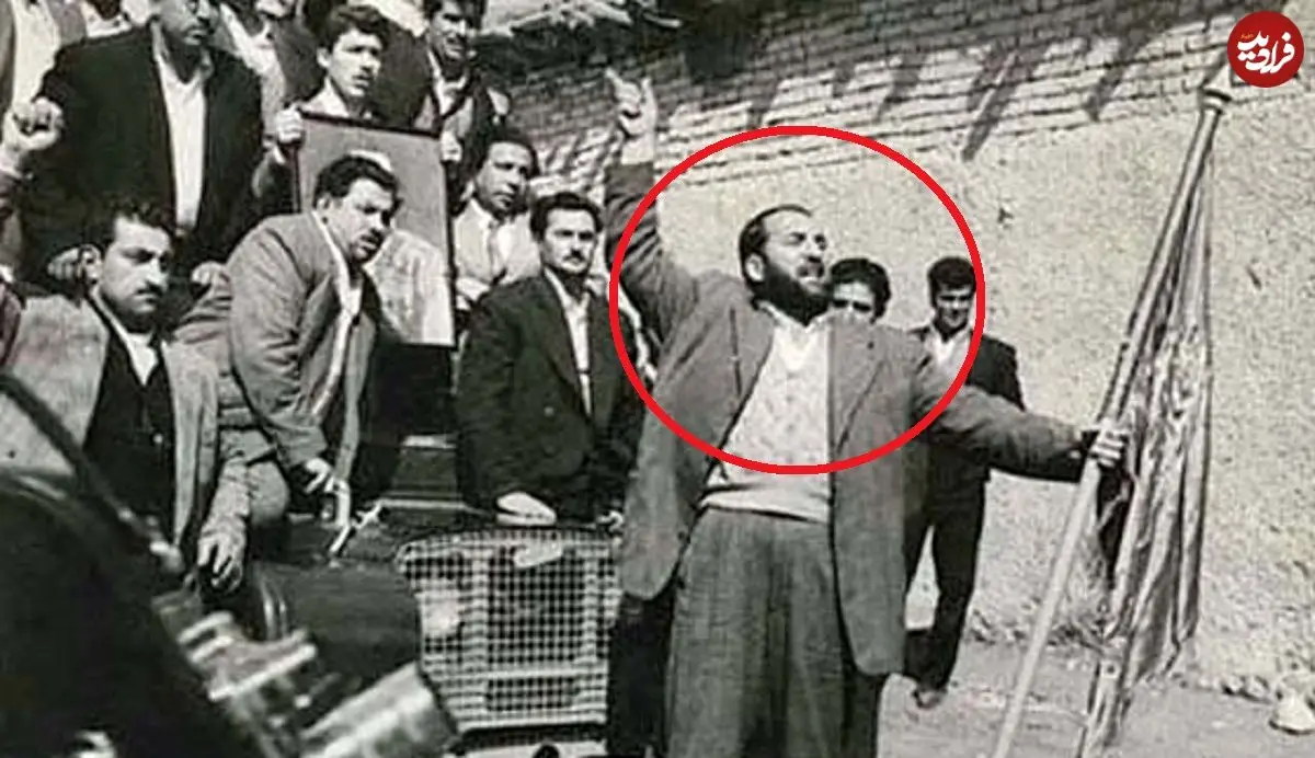 عکس| سفر در زمان؛ «شعبان بی مخ» در حال دست دادن با «غلامرضا پهلوی»؛ دهه 40