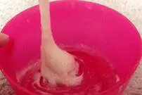 (ویدئو) اگر روی شکر چسب قطره ای بریزید، چه اتفاقی رخ می دهد؟