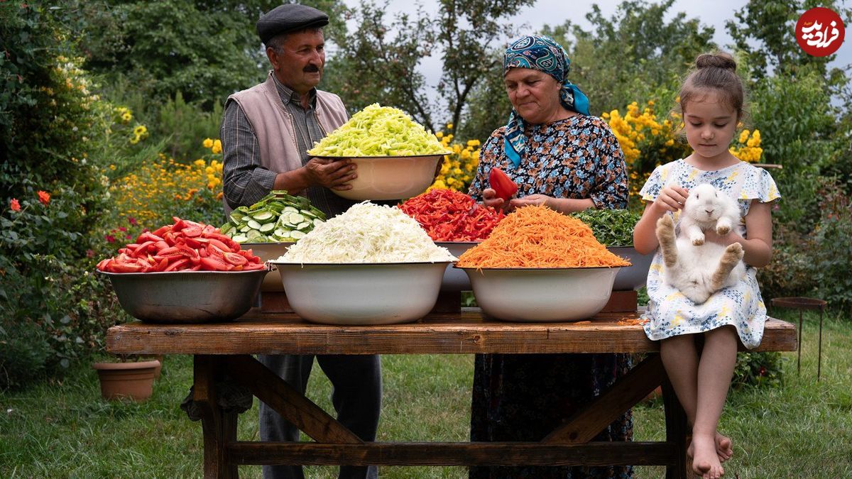 ببینید؛ غذای روستایی در آذربایجان؛ تهیه ترشی با فلفل، هویج، خیار و  گوجه