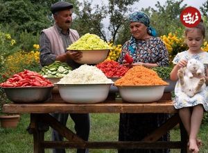 ببینید؛ غذای روستایی در آذربایجان؛ تهیه ترشی با فلفل، هویج، خیار و  گوجه